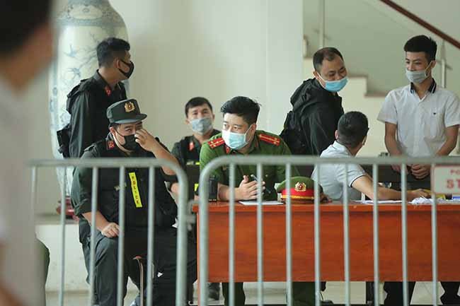 Phiên tòa xét xử sơ thẩm vụ án Buôn lậu, Vi phạm quy định về kế toán gây hậu quả nghiêm trọng xảy ra tại Công ty TNHH Thương mại và dịch vụ kỹ thuật Nhật Cường (viết tắt là Công ty Nhật Cường) dự kiến kéo dài 1 tuần, xét xử cả ngày thứ bảy, Chủ nhật. Thẩm phán Trần Nam Hà (Phó Chánh Tòa Hình sự) ngồi ghế chủ tọa. 