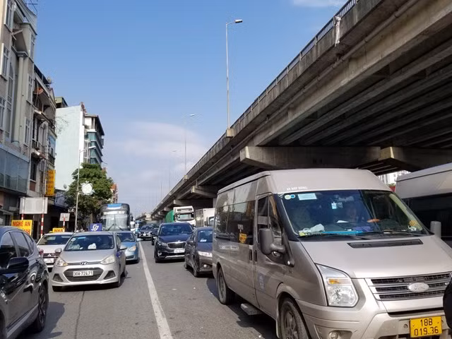 Hàng dài xe con, xe tải nối đuôi nhau, tuy nhiên không xuất hiện tình trạng ùn ứ. (Ảnh: Đại Đoàn Kết)