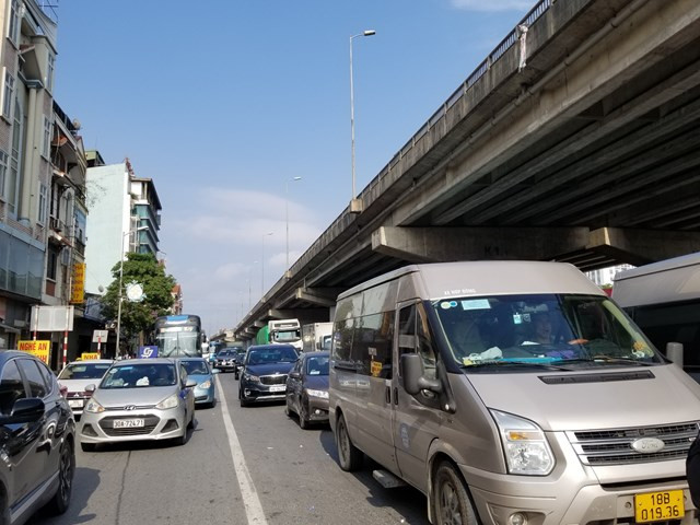 Hàng dài xe con, xe tải nối đuôi nhau, tuy nhiên không xuất hiện tình trạng ùn ứ. (Ảnh: Đại Đoàn Kết)