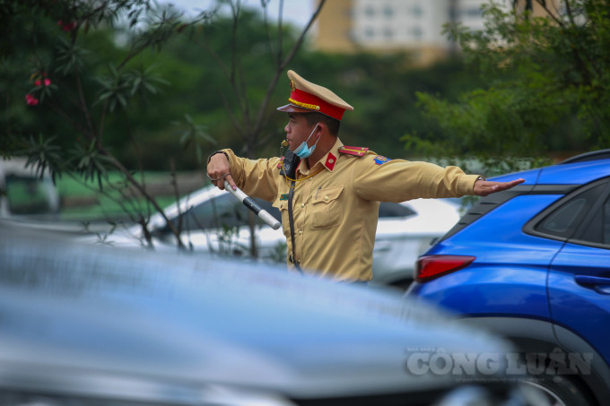 Tại đây, Đội Tuần tra kiểm soát đường bộ cao tốc số 3, Phòng Hướng dẫn tuần tra, kiểm soát giao thông đường bộ, Cục CSGT cũng đã tổ chức căng dây, đặt chóp giao thông, phân luồng từ xa giảm ùn tắc. (Ảnh: Công Luận)