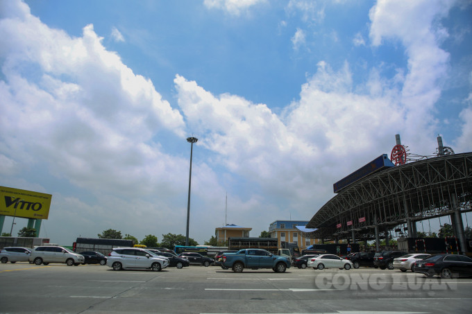 Ghi nhận tại cửa ngõ Thủ đô ở nút giao từ cao tốc Pháp Vân - Cầu Giẽ về Trung tâm thành phố Hà Nội lưu lượng phương tiện thông thoáng, không xảy ra tình trạng tắc nghẽn. (Ảnh: Công Luận)