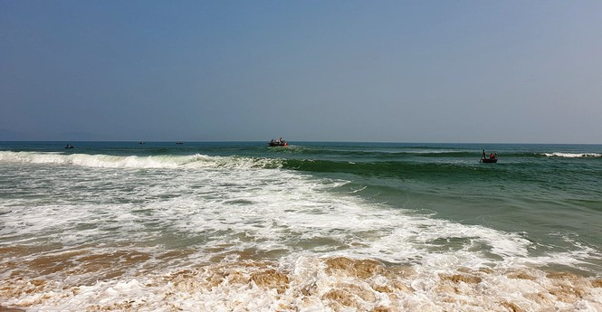 Không chần chừ, Tròn lao ngay ra cùng nước xoáy để cứu các em. Kết quả 3 em học sinh đươc đưa lên bờ an toàn, còn một em do sóng quá lớn, Tròn bị dội dược vào bờ, không kịp ứng cứu. 