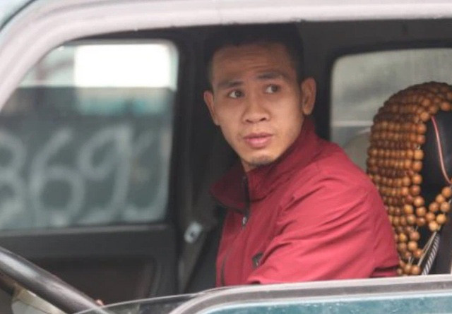 Không kịp suy nghĩ, anh Mạnh bèn lao nhanh qua hàng rào, trèo lên mái tôn phía dưới căn chung cư để đỡ cháu bé. Cả hai may mắn rơi xuống mái tôn và chỉ bị thương nhẹ. 