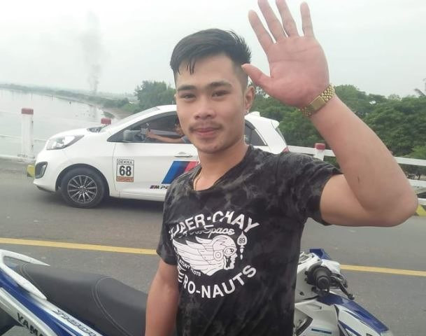 Sinh viên này đã nhảy xuống sông cứu người, dùng tay nắm chặt áo không để người này chìm xuống nước. Do nước chảy xiết, người đàn ông lại vùng vẫy, nên nam thanh niên gặp rất nhiều khó khăn mới giữ được người này trên mặt nước để kéo vào bờ. Gần 20 phút căng mình giữ người đàn ông tự tử khiến nam thanh niên bắt đầu đuối sức. Lúc này có một chiếc thuyền của người dân đi qua đã trợ giúp nam thanh niên đưa người nhảy cầu vào bờ an toàn. 