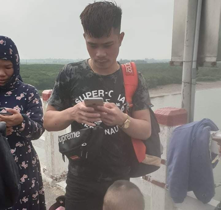  Nam sinh viên Lào liều mình cứu người rơi sông: Ngày 1/5, Vongyasone Miny (SN 1998, Quốc tịch Lào), sinh viên năm thứ 2 Trường Đại học Hà Tĩnh cùng bạn đi chơi. Khi Vongyasone Miny đi tới cầu Thạch Đồng bắc qua sông Rào Cái (nối xã Thạch Đồng, TP Hà Tĩnh và xã Thạch Tượng, huyện Thạch Hà) nhìn thấy 1 người đàn ông đi bộ trên cầu bị rơi xuống sông. 