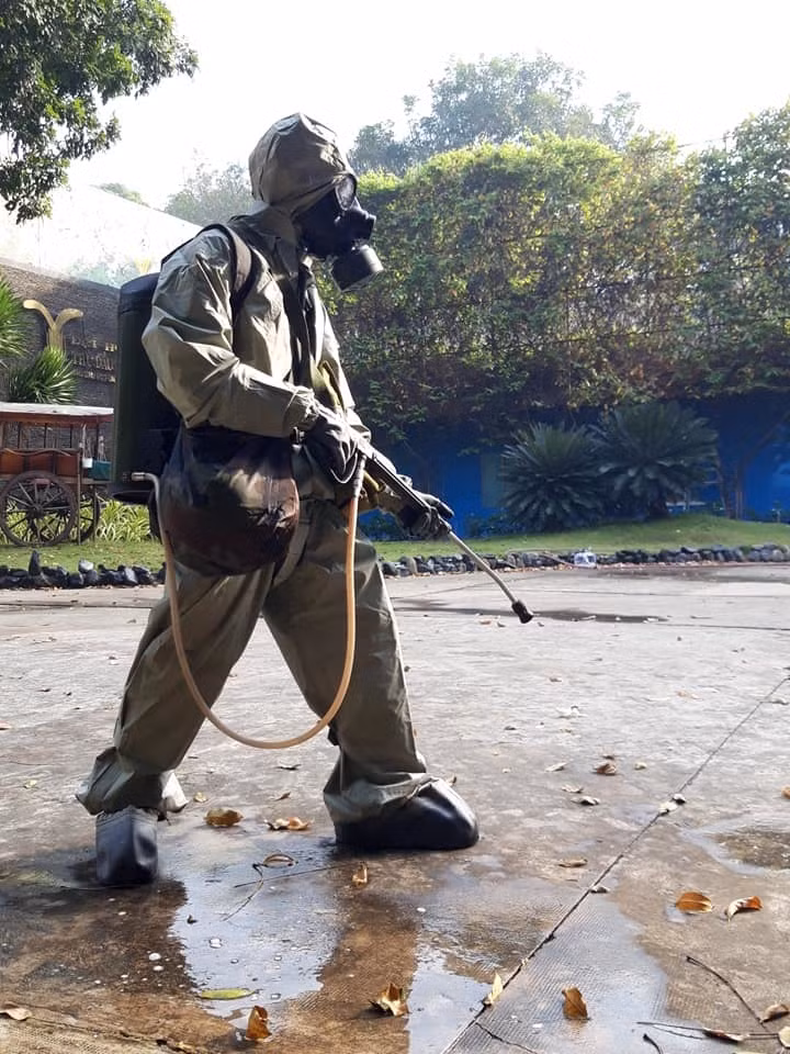 Được biết, đây là khu vực bệnh nhân 1843 học tập và đi lại trước khi cách ly tập trung. Lực lượng Quân đội đã điều động nhiều xe đặc chủng, trang thiết bị cùng các loại hoá chất để phục vụ tiêu độc khử trùng trong khu vực bị phong tỏa đường Trần Văn Ơn và trường Đại học Thủ Dầu Một.