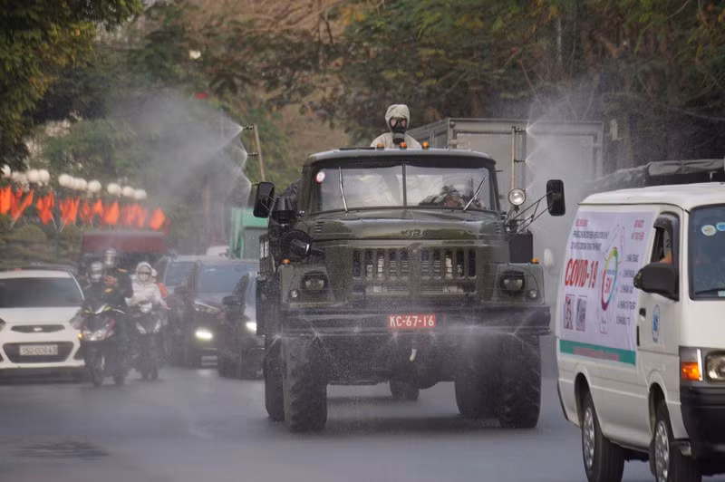 Ngày 29/1, đoàn xe phun hóa chất của lực lượng chức năng đã tiến hành phun hóa chất tại các tuyến phố trung tâm TP như Trần Phú, Quang Trung, Nguyễn Đức Cảnh, Điện Biên Phủ, Hoàng Diệu, Đinh Tiên Hoàng, Hoàng Văn Thụ, Lê Lợi, Cầu Đất.