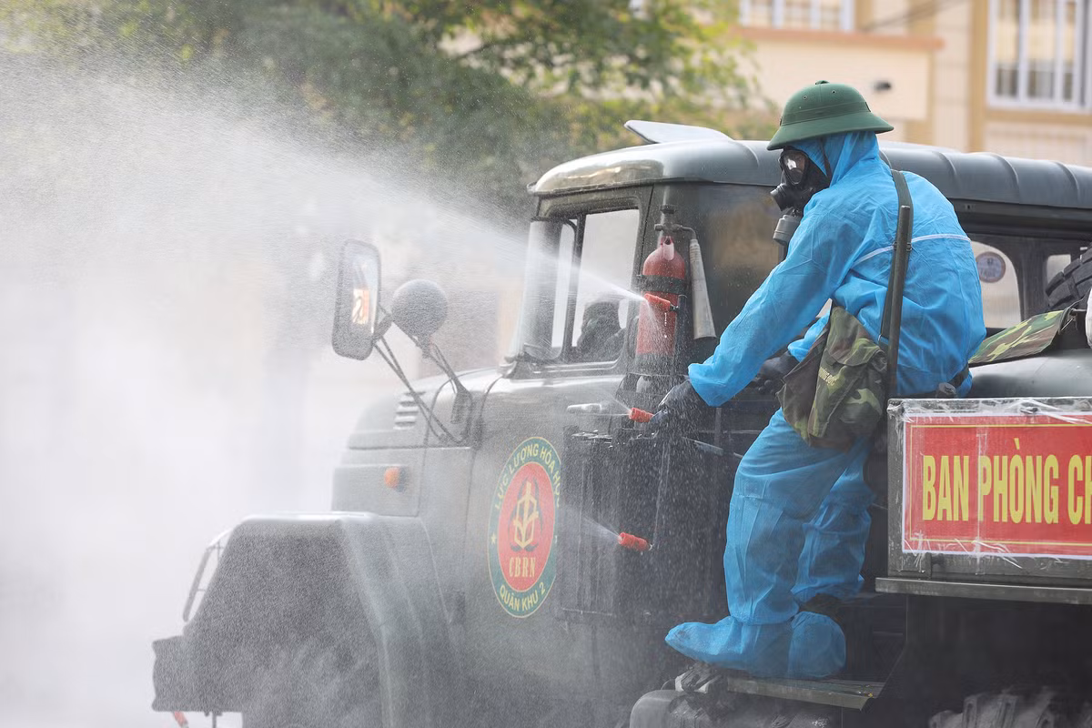 Trong 2 ngày, lực lượng hóa học Quân khu 2 đã sử dụng gần 500 kg hóa chất Cloramin B theo chuẩn của Bộ Y tế và phun khử khuẩn 30 hecta tại tỉnh này. (Ảnh: Vnexpress)