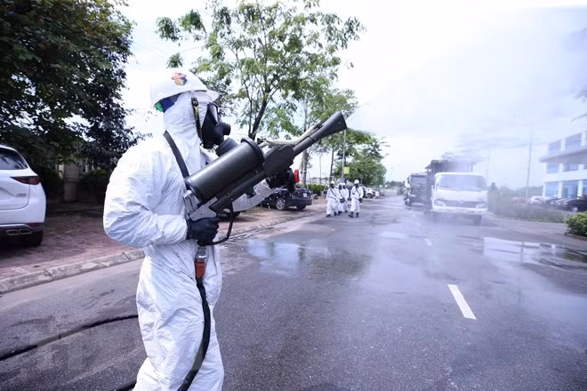 Binh chủng Hóa học với 15 xe đặc chủng cùng các phương tiện tiêu tẩy đa năng hiện đại, bình phun khử khuẩn đặc chủng được huy động, phun hơn 200.000 lít dung dịch tiêu độc tại Bệnh viện này. (Ảnh: TTXVN) 