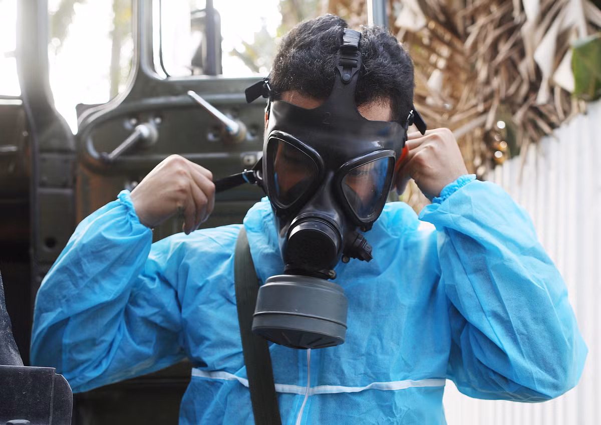 Ngày 4/5, 30 bộ đội hóa học cùng xe chuyên dụng của Quân khu 2 được điều động phun khử khuẩn tại TP Vĩnh Yên, tỉnh Vĩnh Phúc. (Ảnh: Vnexpress) 