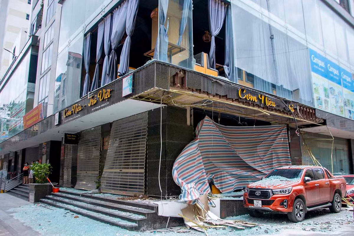  Nổ nhà hàng nghi do rò rỉ khí gas, 1 người bị thương: Sáng 3/5, tại quán Cơm Niêu, chung cư Trần Hưng Đạo Plaza (TP Hạ Long, Quảng Ninh) đã xảy ra một vụ nổ nghi rò rỉ khí gas đã làm vỡ toàn bộ hệ thống cửa kính cường lực ở tầng 1 cùng một phần tầng 2, đồ dùng và bàn ghế trong nhà hàng cũng bị hư hỏng nặng. Vụ nổ khiến anh V.Q.T. (31 tuổi, nhân viên của quán) bị thương và được đưa đi bệnh viện cấp cứu. 