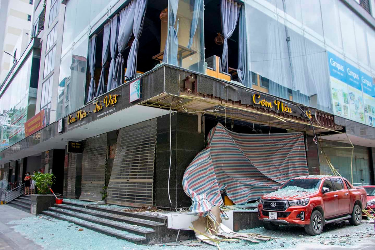  Nổ nhà hàng nghi do rò rỉ khí gas, 1 người bị thương: Sáng 3/5, tại quán Cơm Niêu, chung cư Trần Hưng Đạo Plaza (TP Hạ Long, Quảng Ninh) đã xảy ra một vụ nổ nghi rò rỉ khí gas đã làm vỡ toàn bộ hệ thống cửa kính cường lực ở tầng 1 cùng một phần tầng 2, đồ dùng và bàn ghế trong nhà hàng cũng bị hư hỏng nặng. Vụ nổ khiến anh V.Q.T. (31 tuổi, nhân viên của quán) bị thương và được đưa đi bệnh viện cấp cứu. 