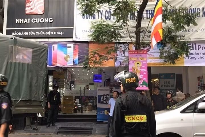 Sau đó, Huy đã trực tiếp liên hệ, thỏa thuận thuê các đường dây vận chuyển hàng hóa trái phép từ Hồng Kông về Việt Nam giao cho Công ty Nhật Cường tiêu thụ. Trong đó, nhà cung cấp “Công ty Miền Tây” do Ngô Xuân Sử đại diện đã thực hiện hành vi bán trái phép cho Bùi Quang Huy tổng số 606 đơn hàng với 84.403 sản phẩm, tổng trị giá hơn 426 tỷ đồng. 