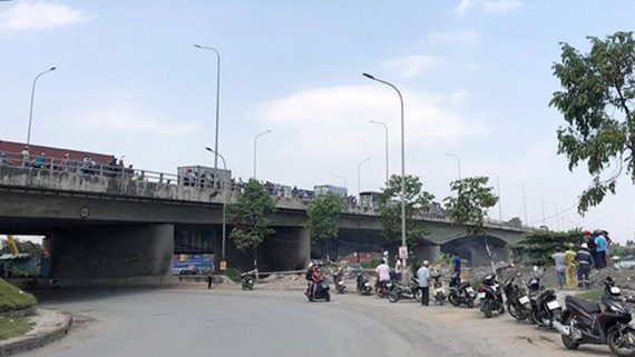  Phát hiện thi thể cháy đen dưới chân cầu: Sáng 4/5, tại chân cầu Đồng Nai thuộc khu vực TP Biên Hòa (Đồng Nai), người dân hốt hoảng phát hiện một thi thể bị cháy đen. Theo đó, thi thể bị cháy gần hết nên chưa xác định được giới tính nam hay nữ. Hiện cơ quan chức năng đang tiếp tục điều tra, làm rõ. 