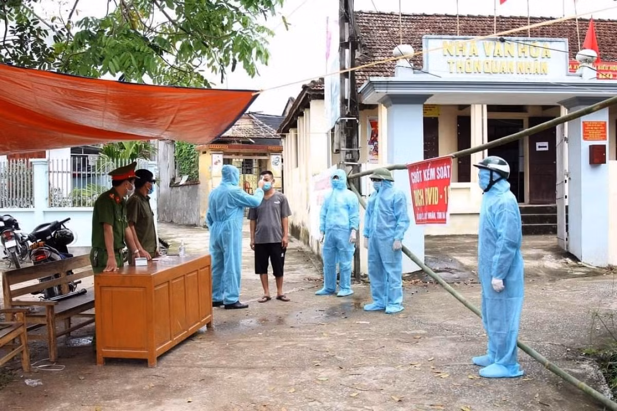  Giám đốc Trung tâm Y tế huyện Lý Nhân bị đình chỉ công tác 15 ngày: Ngày 4/5, Sở Y tế Hà Nam cho biết đã chỉ đạo Trung tâm Y tế huyện Lý Nhân, tạm đình chỉ công tác 15 ngày đối với ông Lương Thanh Ngọc, Trạm trưởng Trạm Y tế xã Đạo Lý vì chưa xử lý và giải quyết kịp thời trường hợp bệnh nhân COVID-19 N.V. Đ (BN2899) kể từ ngày 3/5. (Ảnh minh họa) 