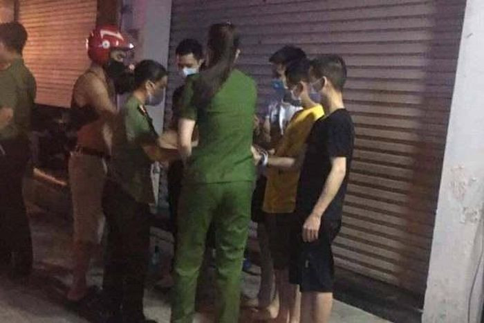  Bắt giam 1 người trong vụ 52 người Trung Quốc nhập cảnh trái phép: Ngày 4/5, Công an tỉnh Vĩnh Phúc đã khởi tố bị can, bắt tạm giam Nguyễn Thị Hồng Hạnh về tội tổ chức, môi giới cho người khác xuất cảnh, nhập cảnh hoặc ở lại Việt Nam trái phép. Hạnh được xác định liên quan đến nhóm 52 người quốc tịch Trung Quốc bị bắt quả tang nhập cảnh và lưu trú trái phép trên địa bàn Vĩnh Phúc. 