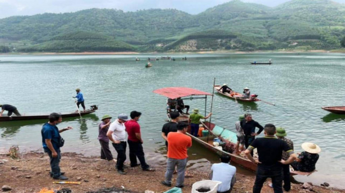  Tìm thấy thi thể cán bộ huyện sau 4 ngày mất tích: Sáng 4/5, lực lượng cứu nạn cứu hộ huyện Lục Ngạn, Bắc Giang đã tìm thấy thi thể anh Trần Văn Sĩ (SN 1985, ở thị trấn Chũ), là Đội phó Đội Quản lý trật tự giao thông, xây dựng và môi trường, thuộc UBND huyện Lục Ngạn sau 4 ngày mất tích. Trước đó, anh Sĩ cùng nhóm bạn đến hồ Cấm Sơn chơi thì xảy ra việc trên.