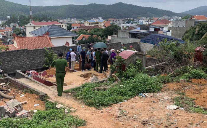  Người phụ nữ tự thiêu trên đồi cạnh bức thư: Ngày 4/5, người dân phường Giếng Đáy, TP Hạ Long, tỉnh Quảng Ninh đã phát hiện chị Nguyễn Thị H. (SN 1975, trú tại khu 3, phường Giếng Đáy) tự thiêu trên đồi thuộc khu 3A và 3B. Bên cạnh thi thể nạn nhân còn để lại bức thư với nội dung: "...tự mẹ giải quyết cho mẹ không con cái nào phải ân hận cả". 