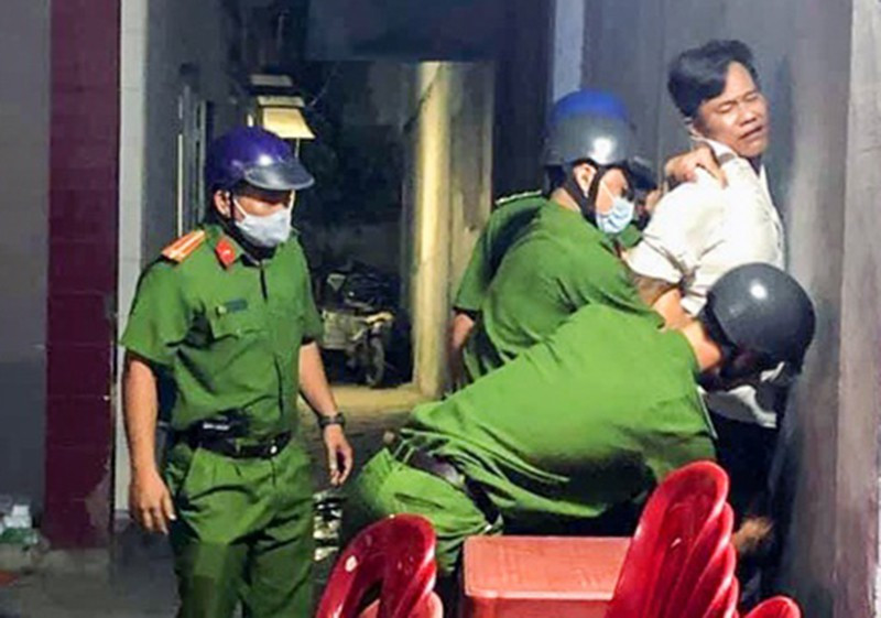  Học sinh mâu thuẫn, phụ huynh nhờ côn đồ đi giải quyết: Đêm 4/5, do mâu thuẫn giữa hai nhóm học sinh THCS, một phụ huynh đã nhờ nhóm của Lê Dương Bá Tánh (39 tuổi, ngụ TP Nha Trang, Khánh Hòa) đến giải quyết mâu thuẫn với phụ huynh của nhóm học sinh kia thì xảy ra vụ nổ súng khiến bà Nguyễn Thị Ngân (51 tuổi) bị trúng đạn ở vai, chảy nhiều máu. Ngay sau đó, Tánh bị Công an TP Nha Trang bắt giữ.