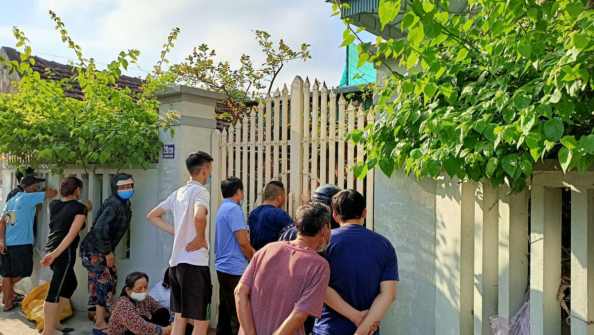 Thời điểm trên, một người hàng xóm nghe tiếng la hét, kêu cứu của bà Nguyễn Thị D. (SN 1961; ngụ địa chỉ trên) bị con trai là Lê Hoàng Nam (SN 1987) hành hung. Tuy nhiên, thời điểm này nhà bà D. khóa trái cửa, bên trong chỉ có 2 mẹ con nên người hàng xóm không dám vào trong. 