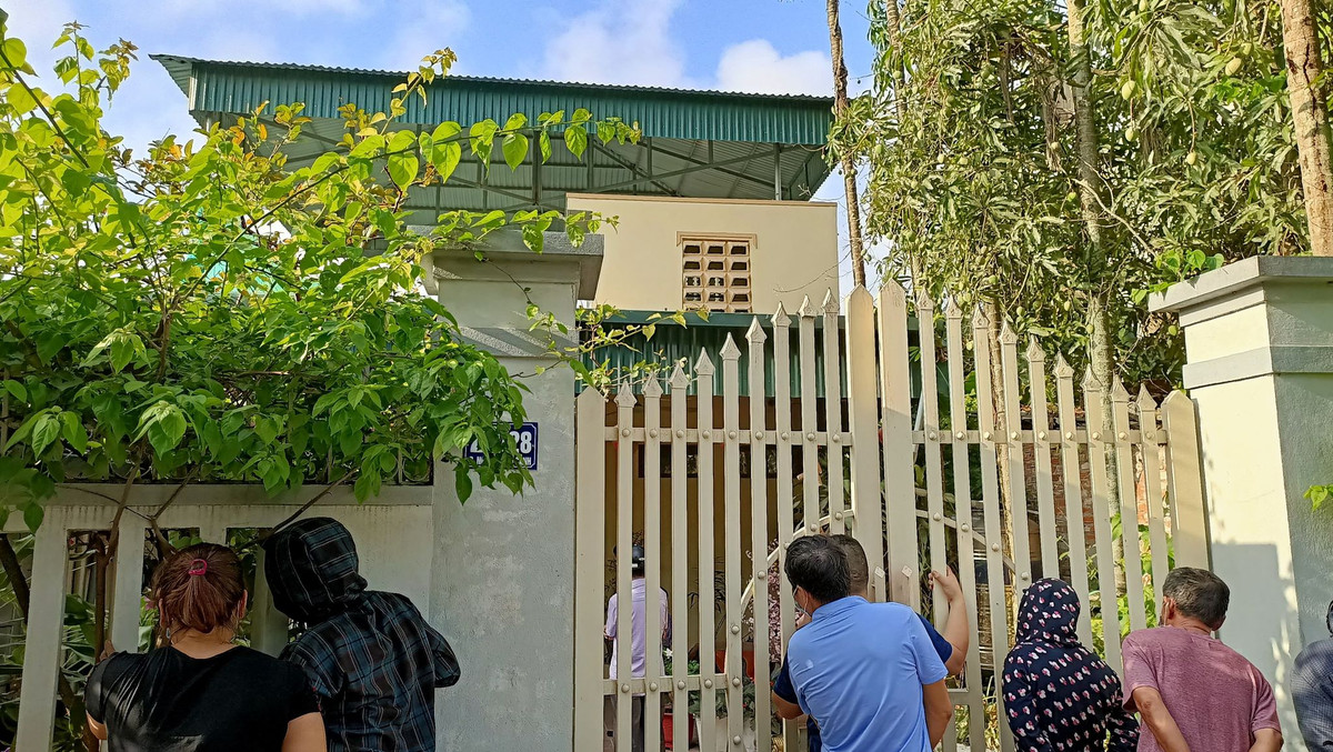 Khoảng 30 phút sau, không nghe tiếng bà D. kêu la, người hàng xóm mới dám sang nhà thì tá hỏa phát hiện người phụ nữ này nằm bất động đã tử vong tại giếng nước bên hông nhà, trên cổ có 1 vết cắt, còn Nam đang ngồi trong nhà trong tình trạng “ngáo đá”.