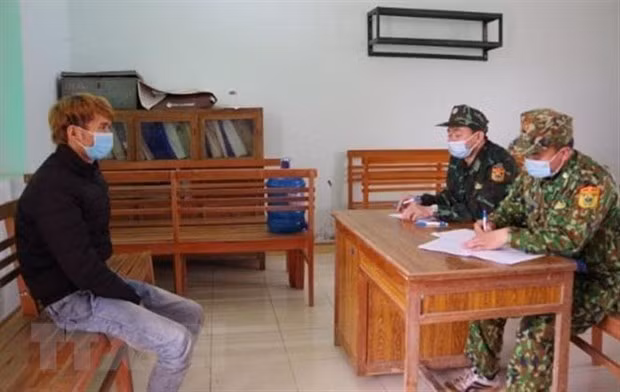  Tổ chức đưa người Trung Quốc nhập cảnh trái phép: Đêm 24/3, Vi Văn Thêm (SN 1997, trú huyện Lộc Bình, tỉnh Lạng Sơn) nhận lời của một người đàn ông tên là A Pô (khoảng 30 tuổi, ở Trung Quốc) đón 7 người Trung Quốc nhập cảnh trái phép vào Việt Nam ở đường mòn trên biên giới thuộc khu vực mốc 1231 (huyện Lộc Bình, tỉnh Lạng Sơn) với số tiền công là 1 triệu đồng thì bị Công an bắt giữ. 