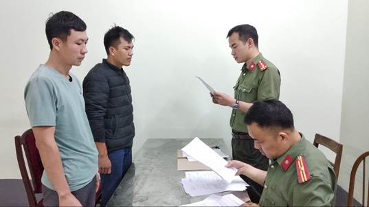  Đưa người nước ngoài xuất cảnh trái phép: Nguyễn Văn Sinh (SN 1988, ở Điện Biên) đã thuê hai xe taxi chở 9 người Trung Quốc từ TP Điện Biên Phủ lên giao cho một đối tượng tên Phong ở xã Na Ư, huyện Điện Biên để đưa lên biên giới xuất cảnh trái phép sang Lào. Nếu trót lọt, Sinh sẽ được trả công 8 triệu đồng/người và Sinh cắt 3 triệu đồng/người để trả cho A Phong (SN 2000, trú huyện Điện Biên). Ngày 9/4, 2 đối tượng này bị Công an Điện Biên bắt tạm giam để điều tra.