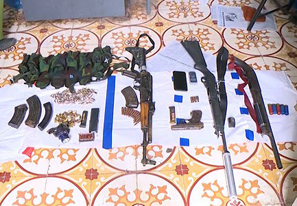 Số vũ khí công an thu giữ tại nơi ẩn náu của ông trùm ma túy. Ảnh: Công an cung cấp.