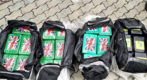 4 túi chứa 100 bánh cocain trị giá khoảng 800 tỷ đồng.