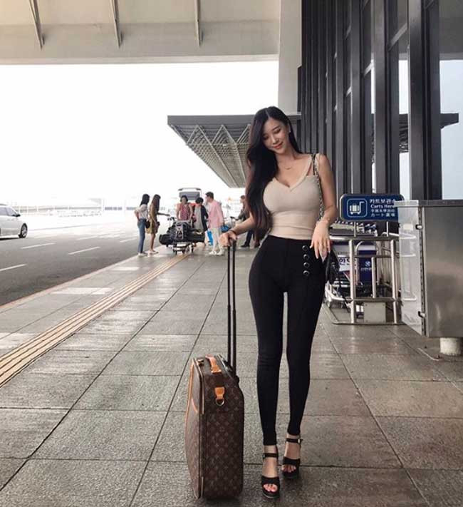 Cô cũng chọn cách phối áo thun và skinny jean, tuy đơn giản mà tôn dáng. 