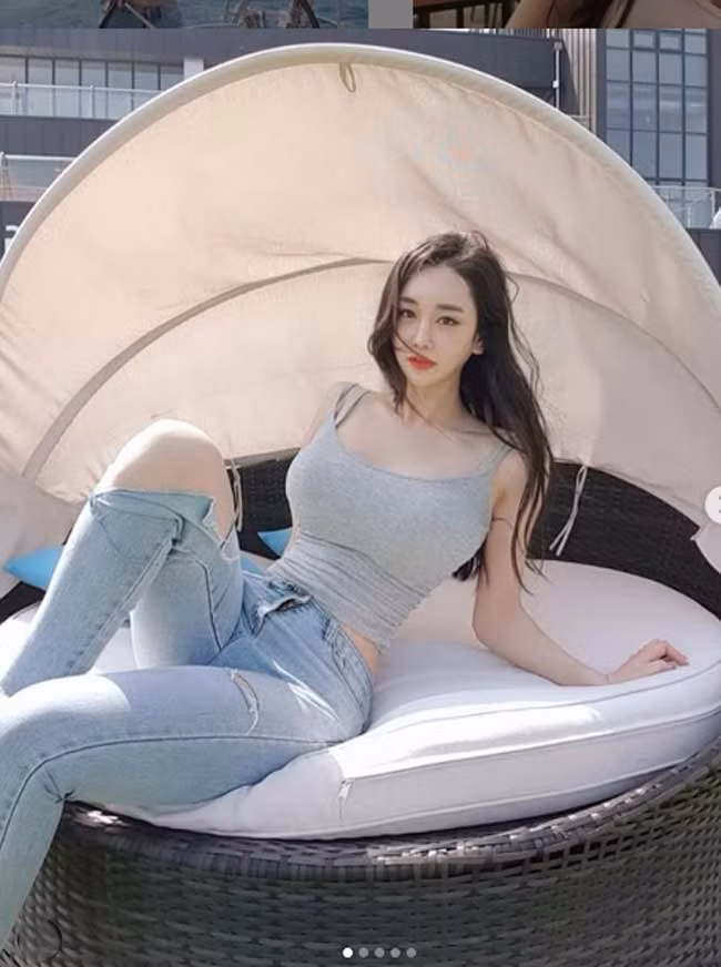 Chẳng hạn như set đồ này, tạo nên lực hấp dẫn khó bỏ qua bởi chiếc tank top ôm sát fit hài hòa với quần jean tôn từng đường cong. 