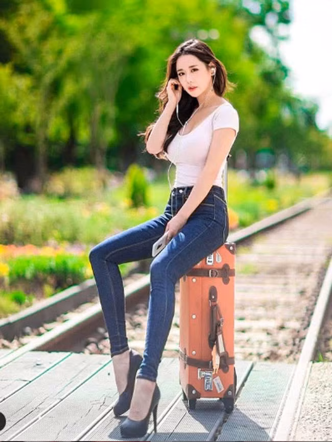 Cách thức phối jean của cô đơn giản: Thường là áo thun cùng jean skinny và đi giày gót cao.