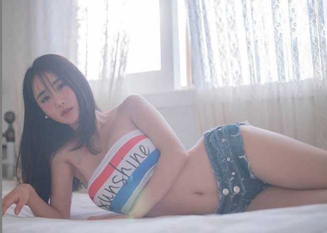 "Cô nàng kẹo ngọt" sexy hơn nữa với jean siêu ngắn, ôm sát