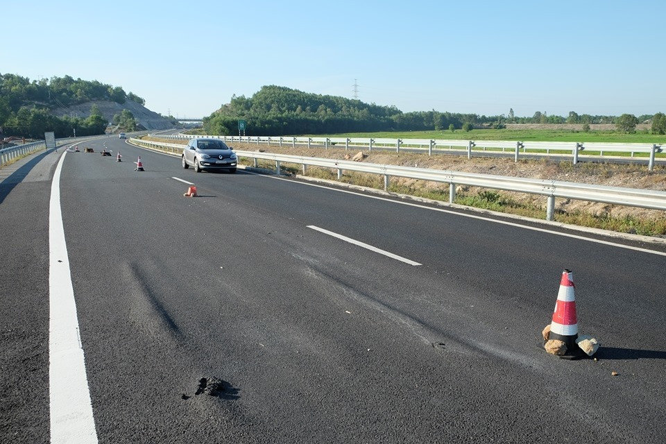 VEC nói nguyên nhân đường dẫn cao tốc gần 35 nghìn tỉ nứt toác - Hình 3 VEC noi nguyen nhan duong dan cao toc gan 35 nghin ti nut toac-Hinh-3