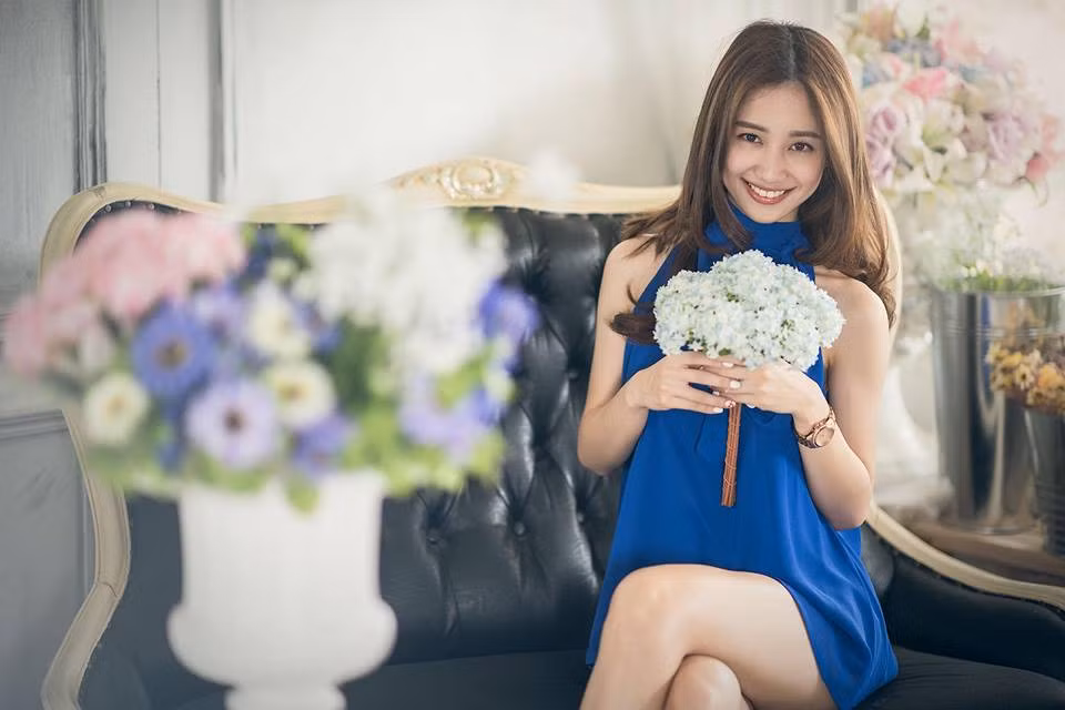 Có vẻ đọc trong sáng, giản dị nhưng đầy cuốn hút, từ ngày mới xuất hiện, Jun Vũ đã được gán với biệt danh "cô gái trà sữa". Thời gian trôi qua, cùng với một số hoạt động mới mẻ, Jun Vũ ngày càng nổi bật hơn, được dân mạng Việt, Thái Lan, Trung Quốc để ý, mến mộ. Tên gọi " Angela phiên bản Việt" xuất hiện sau khi nhiều bạn trẻ so sánh khuôn mặt, dáng vẻ của Jun Vũ, cho rằng cô là một bản sao hoàn hảo của Angela Baby.