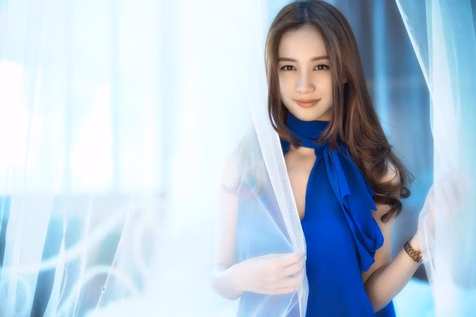 Jun Vũ tên thật là Vũ Phương Anh, sinh năm 1995, hiện đang theo học ngành Quản trị Kinh doanh tại Đại học Assumption, Thái Lan. Angela Baby phiên bản Việt vốn có nhiều hoạt động nghệ thuật từ lâu, nổi bật trong vai trò một diễn viên, người mẫu, một tín đồ thời trang được đông đảo bạn trẻ trong và ngoài Việt Nam biết đến.