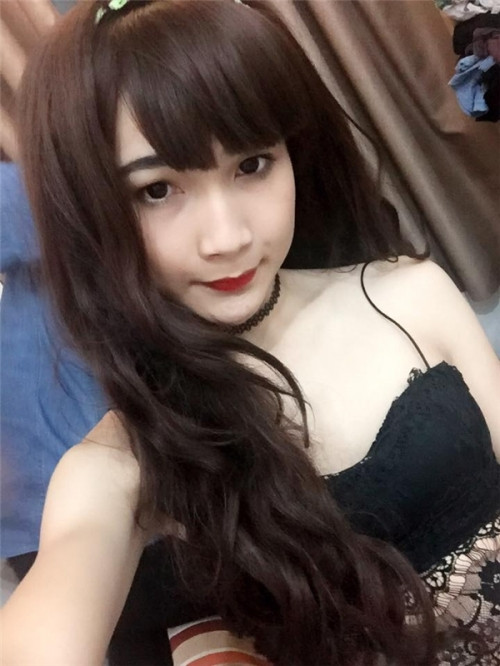 Chàng trai có tên Phạm Ngọc Trinh, sinh năm 1998 là học sinh trường THPT Đông Dương, TP HCM được nhiều bạn trẻ nhận xét là có màn giả gái xuất sắc nhất, đẹp nhất trong năm 2015. Ngọc Trinh được biết đến lần đầu sau loạt ảnh hoá trang thành cô dâu cực xinh, gây tò mò với dân mạng và thu hút lượng like, share cực khủng trên các fanpage nổi tiếng.