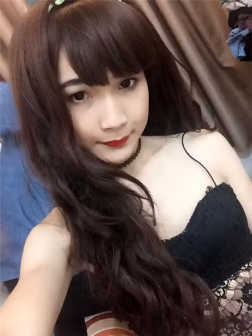 Chàng trai có tên Phạm Ngọc Trinh, sinh năm 1998 là học sinh trường THPT Đông Dương, TP HCM được nhiều bạn trẻ nhận xét là có màn giả gái xuất sắc nhất, đẹp nhất trong năm 2015. Ngọc Trinh được biết đến lần đầu sau loạt ảnh hoá trang thành cô dâu cực xinh, gây tò mò với dân mạng và thu hút lượng like, share cực khủng trên các fanpage nổi tiếng.