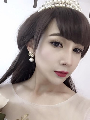 Teen boy “xinh gái” cho biết từ lâu cậu đã có sở thích, thú vui là hóa trang, ăn mặc giống con gái, nhưng trước đây do sợ bị "ném đá", chê bai là khác người nên không dám chia sẻ những bức ảnh giả gái lên mạng.