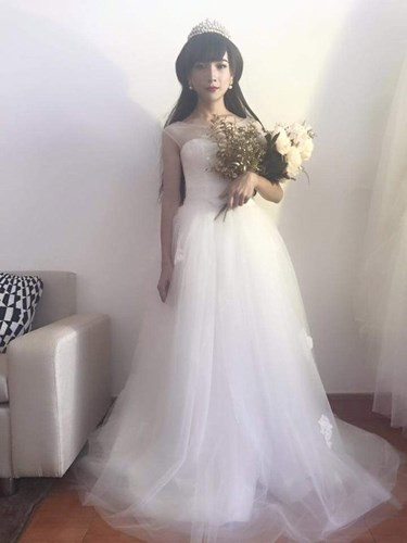 Phạm Ngọc Trinh cho biết những bức ảnh đóng giả cô dâu đúng là của cậu. Loạt ảnh này được chụp trong một lần Trinh nhận lời làm mẫu cho một người bạn. Vốn có làn da trắng trẻo, khuôn mặt giống con gái nên Ngọc Trinh cũng nhận biết được lợi thế của mình trong công việc này.