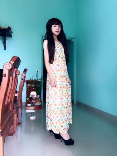 Khi hoá trang thành con gái, Ngọc Trinh cũng rất chú trọng cách đi đứng, cử chỉ và cách ăn nói sao cho thật dịu dàng.