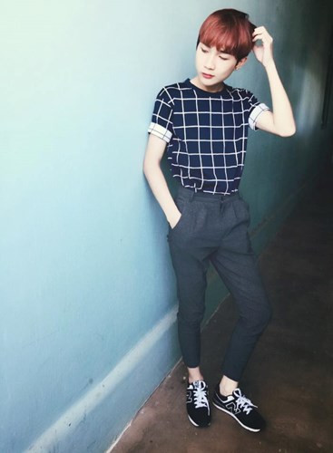 Dù thường xuyên xuất hiện với ngoại hình của một cô gái nhưng trên trang cá nhân của mình, Ngọc Trinh vẫn còn khá nhiều hình ảnh ăn mặc theo phong cách tomboy. Chỉ khi xem những bức ảnh này, dân mạng mới thấy rằng Ngọc Trinh thực chất vẫn đang là một chàng trai.