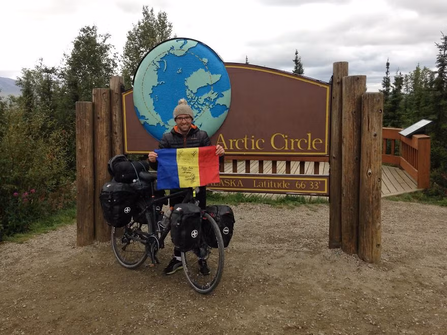 Âm mưu trả thù bạn gái được lên kế hoạch. Anh chàng này quyết định cất cánh đến Alaska và bắt đầu đạp xe dọc theo con đường dài nhất trên thế giới, các quốc lộ Panamerican tất cả các con đường xuống tới Argentina.