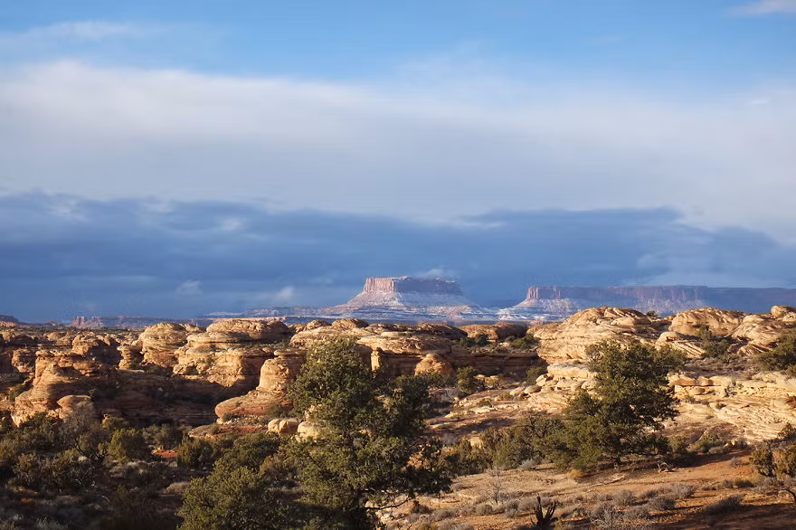 Anh đã băng qua những vùng hoang dã của Alaska và vùng lãnh thổ Yukon và những thảo nguyên rộng lớn của Canada đến Vườn quốc gia Yellowstone và Canyonlands ở Nam Utah.