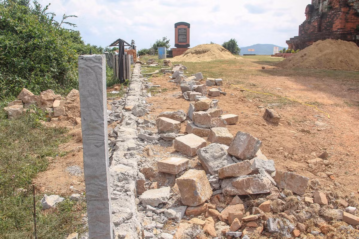 Một số hạng mục đã xây dựng nhưng phải đập bỏ, tháo dỡ. (Ảnh: Tiền Phong).