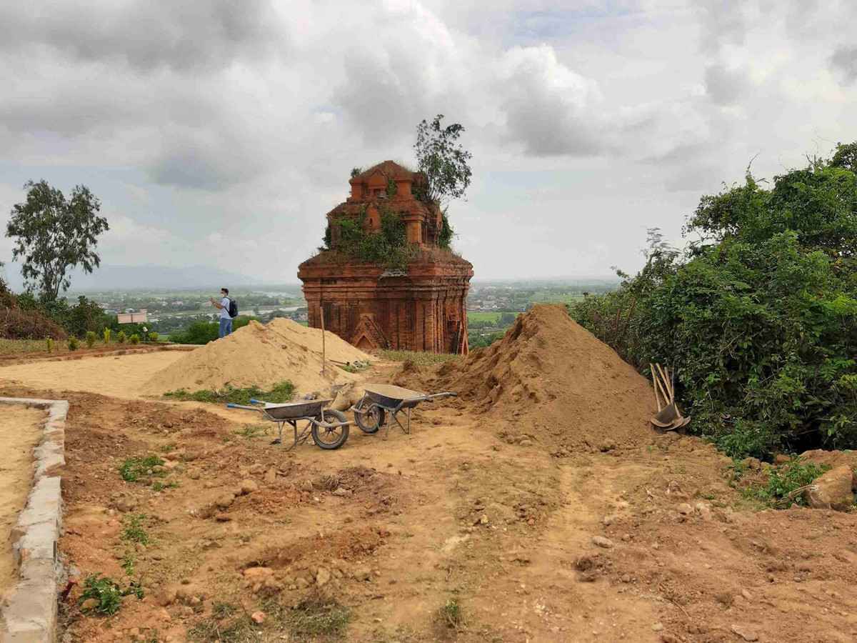 Sáng 8/3, nhà thầu thi công đã đưa các loại máy đào ra khỏi phạm vi công trình. (Ảnh: Tài nguyên và Môi trường).