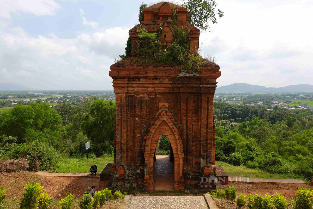 Tháp Bánh Ít rất nổi tiếng ở Bình Định đang được tu bổ. (Ảnh: Dân Việt).