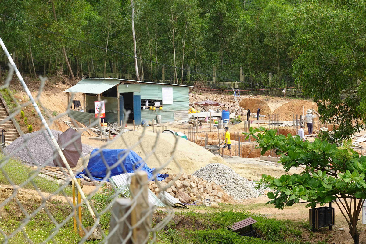 Các hạng mục trong công trình di tích vẫn thi công bình thường sau lệnh tạm ngừng thi công. (Ảnh: Báo Tài nguyên và Môi trường).