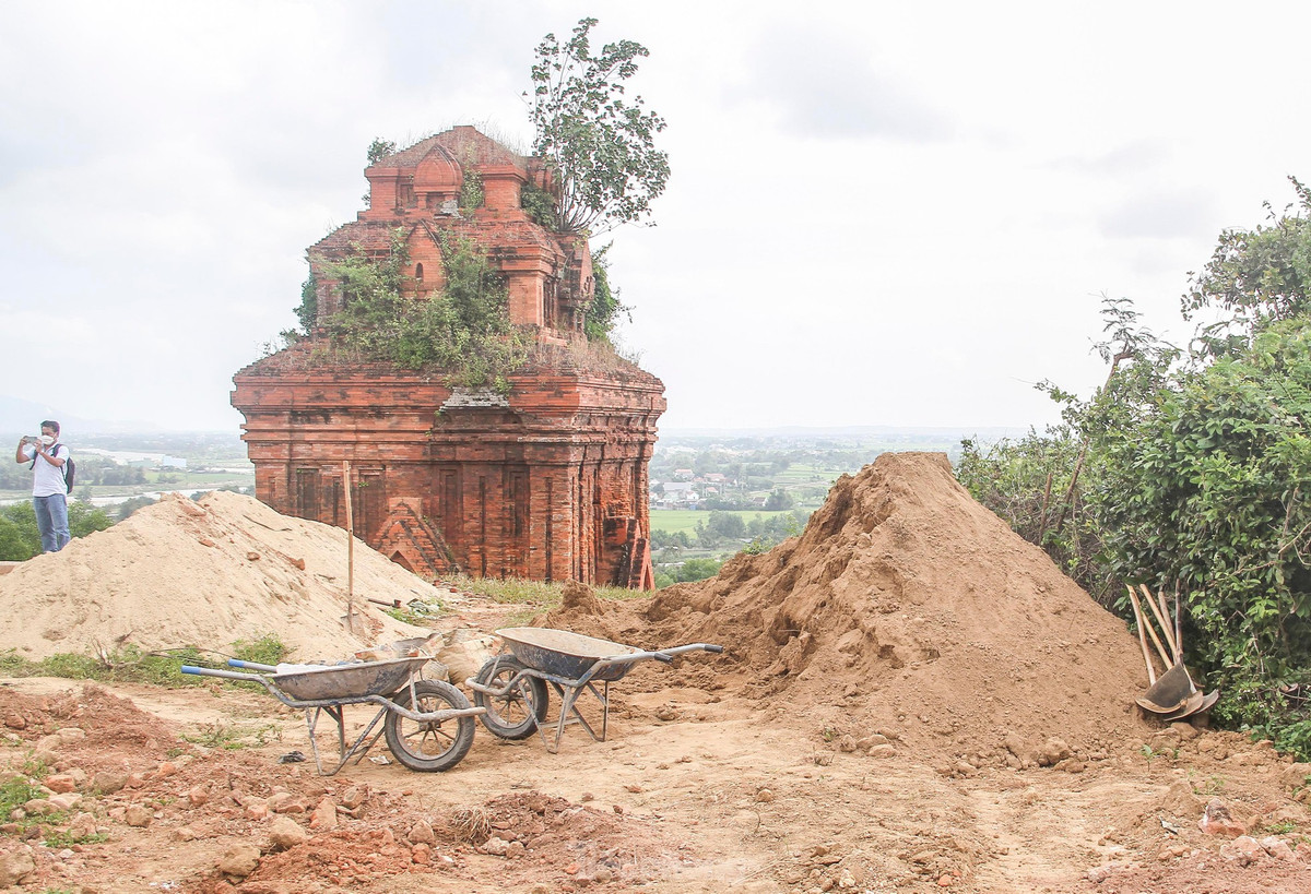 Các hạng mục xây dựng như: sân phía trước tháp chính, bồn hoa xung quanh các chân tháp, đường dẫn vào các tháp, tường rào xung quanh khuôn viên tháp… đang được xây dựng dang dở. (Ảnh: Tiền Phong).
