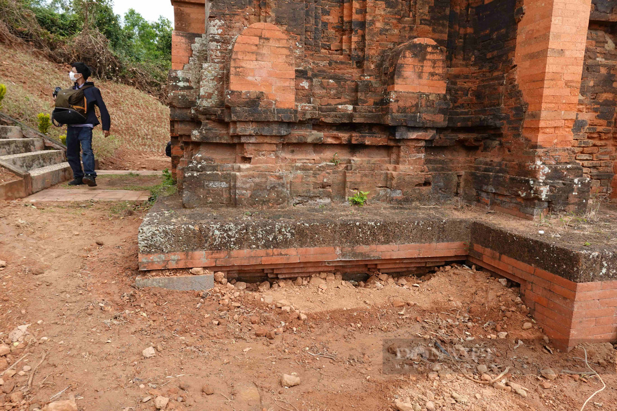 Đào bới sâu dưới chân Tháp Bánh Ít. (Ảnh: Dân Việt).